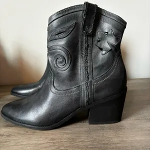 Carlos Santana Austin Western Cowboy Cowgirl Boot leather ankle boot