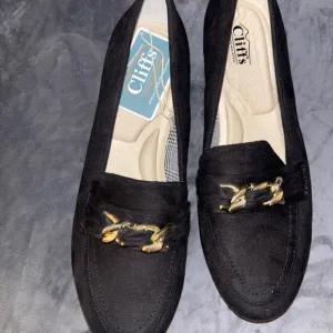 Cliffs by WHITE MOUNTAIN Black and Gold Loafers with Chic Metal Accent