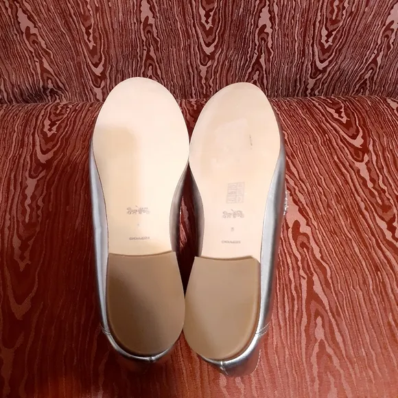 COACH LEATHER WOMANS SIZE 9B HANNA METALLIC CHAMPAGNE CHAIN LOGO SLID-ON LOAFERS