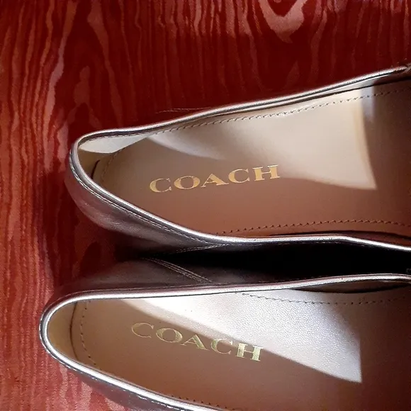 COACH LEATHER WOMANS SIZE 9B HANNA METALLIC CHAMPAGNE CHAIN LOGO SLID-ON LOAFERS