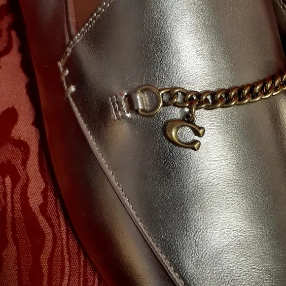 COACH LEATHER WOMANS SIZE 9B HANNA METALLIC CHAMPAGNE CHAIN LOGO SLID-ON LOAFERS