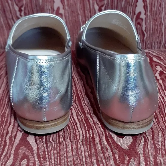 COACH LEATHER WOMANS SIZE 9B HANNA METALLIC CHAMPAGNE CHAIN LOGO SLID-ON LOAFERS