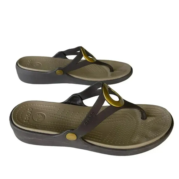 CROCS Women's Sanrah Metallic O-ring Wedge Thong Sandals Espresso Gold Size 10