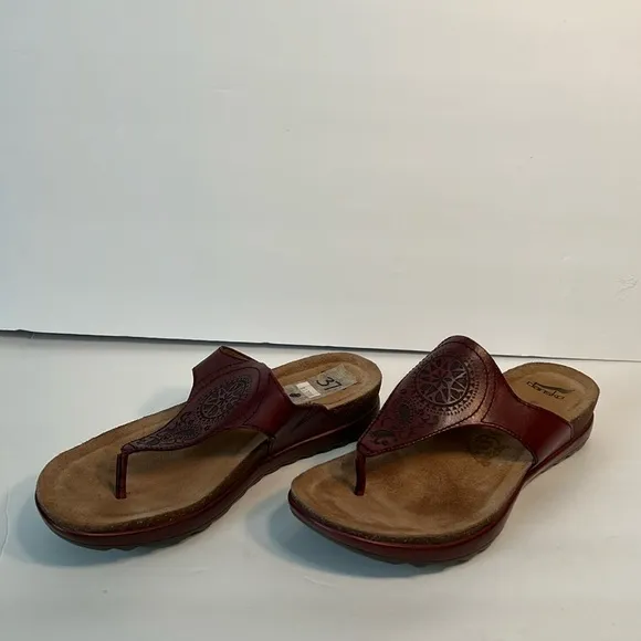 Dansko Women’s Thong Sandals Women’s size (6.5) 37 in Burgandy.