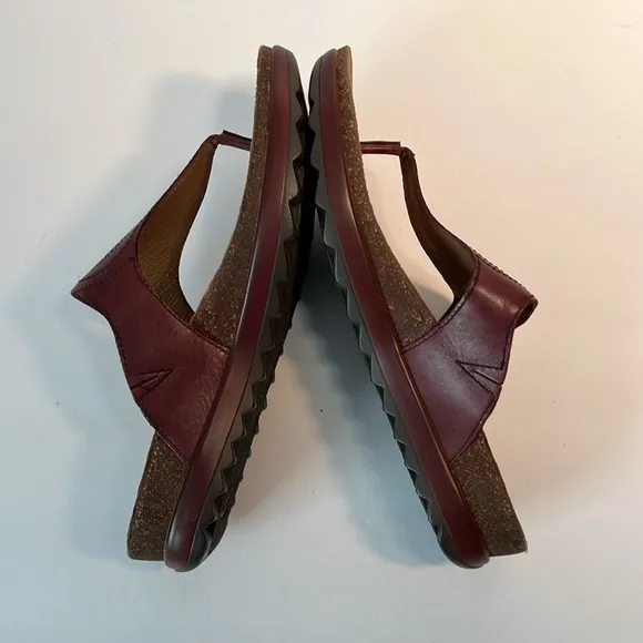 Dansko Women’s Thong Sandals Women’s size (6.5) 37 in Burgandy.
