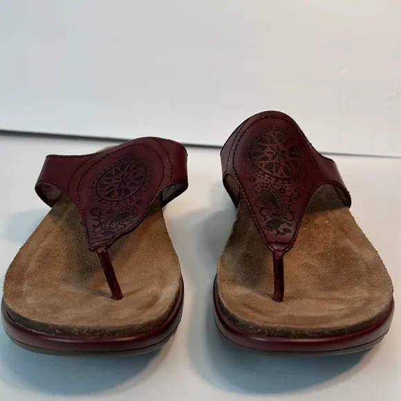 Dansko Women’s Thong Sandals Women’s size (6.5) 37 in Burgandy.