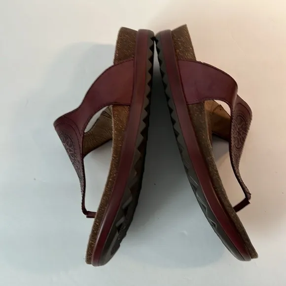 Dansko Women’s Thong Sandals Women’s size (6.5) 37 in Burgandy.