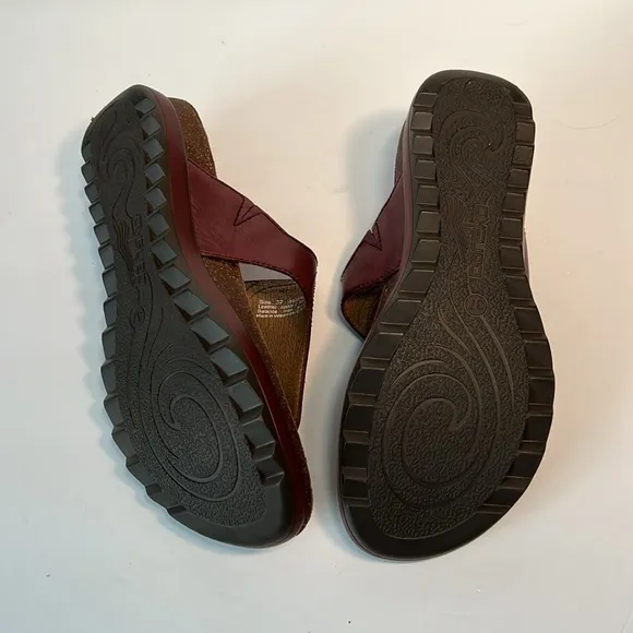 Dansko Women’s Thong Sandals Women’s size (6.5) 37 in Burgandy.