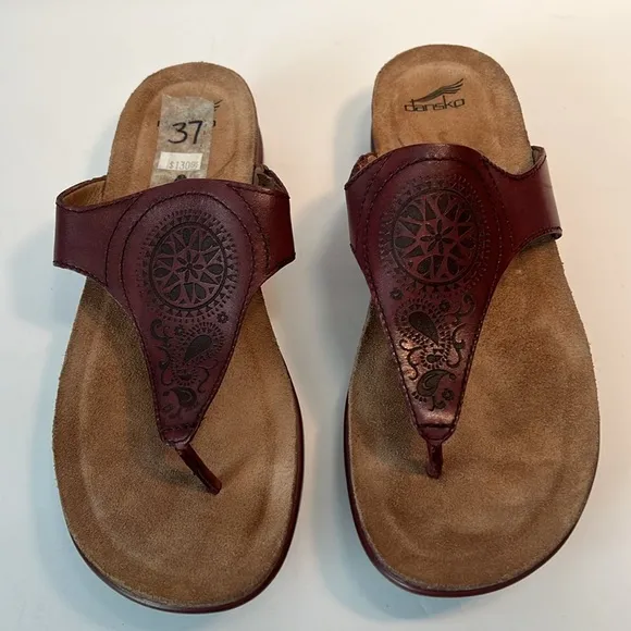 Dansko Women’s Thong Sandals Women’s size (6.5) 37 in Burgandy.