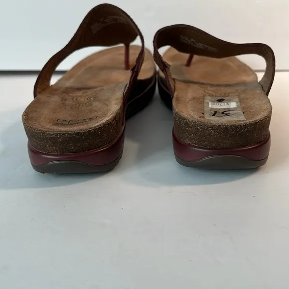 Dansko Women’s Thong Sandals Women’s size (6.5) 37 in Burgandy.