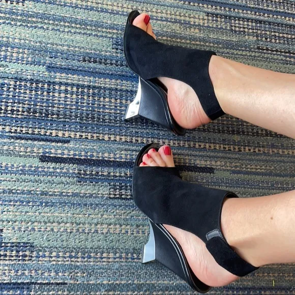 Diane von Furstenberg Black/Silver Elsa Suede Wedges size 7.5