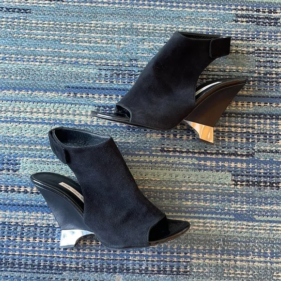 Diane von Furstenberg Black/Silver Elsa Suede Wedges size 7.5