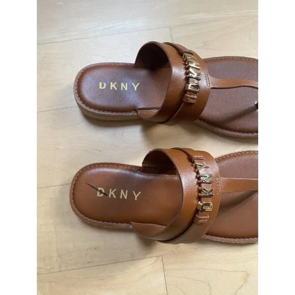 Dkny &quot;Sania&quot; brown thong sandals women sz 6 gold Logo