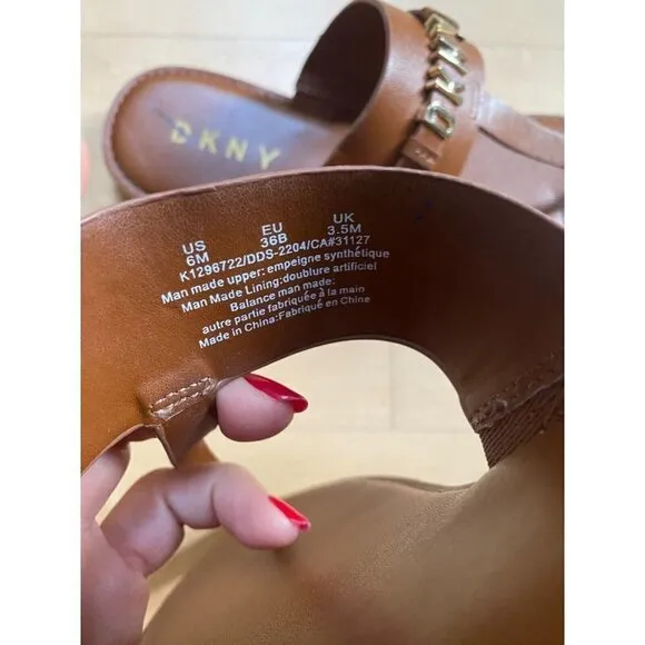 Dkny &quot;Sania&quot; brown thong sandals women sz 6 gold Logo