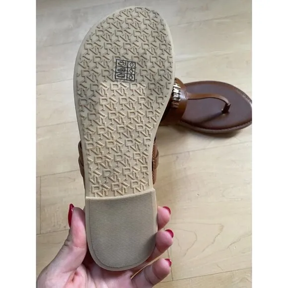 Dkny &quot;Sania&quot; brown thong sandals women sz 6 gold Logo