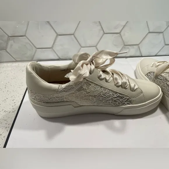 Dolce Vita Woman’s Ecru Lace Sneakers Size 7.5 NEW Off White Satin Ribbon Laces