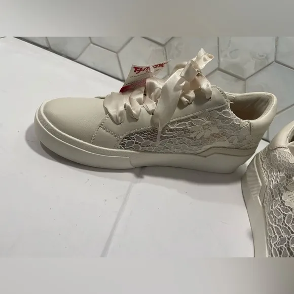 Dolce Vita Woman’s Ecru Lace Sneakers Size 7.5 NEW Off White Satin Ribbon Laces