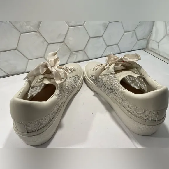 Dolce Vita Woman’s Ecru Lace Sneakers Size 7.5 NEW Off White Satin Ribbon Laces