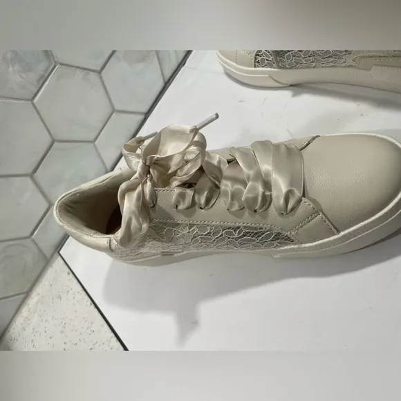 Dolce Vita Woman’s Ecru Lace Sneakers Size 7.5 NEW Off White Satin Ribbon Laces