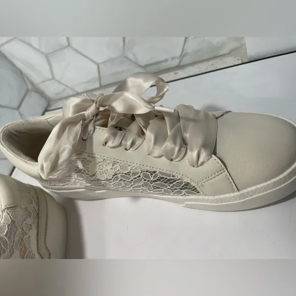 Dolce Vita Woman’s Ecru Lace Sneakers Size 7.5 NEW Off White Satin Ribbon Laces