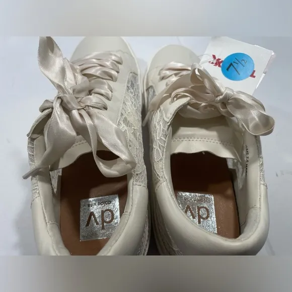 Dolce Vita Woman’s Ecru Lace Sneakers Size 7.5 NEW Off White Satin Ribbon Laces