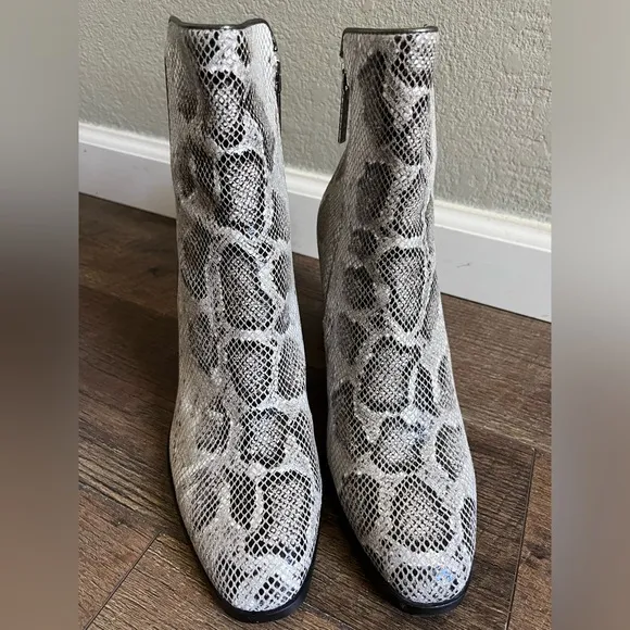 Donald J Pliner Snakeskin Sonoma boots‎ women’s size 10