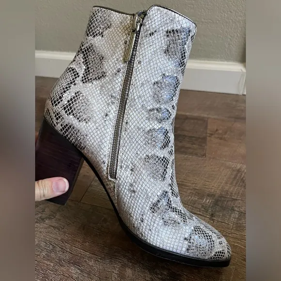 Donald J Pliner Snakeskin Sonoma boots‎ women’s size 10