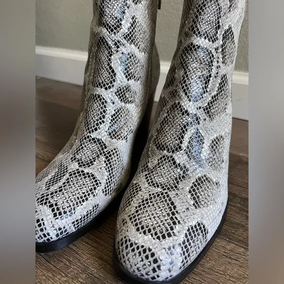 Donald J Pliner Snakeskin Sonoma boots‎ women’s size 10