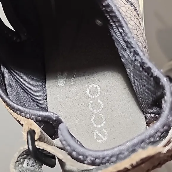 ECCO WOMENS OFFROAD SANDALS Nude/ Marine Toggle velcro VGUC Sz 40 (9-9.5 US)