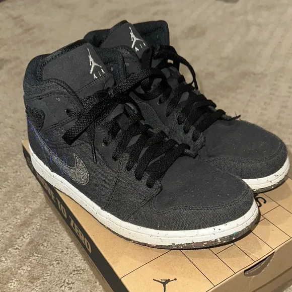 EUC- Nike Black Nike Sneakers with Box
