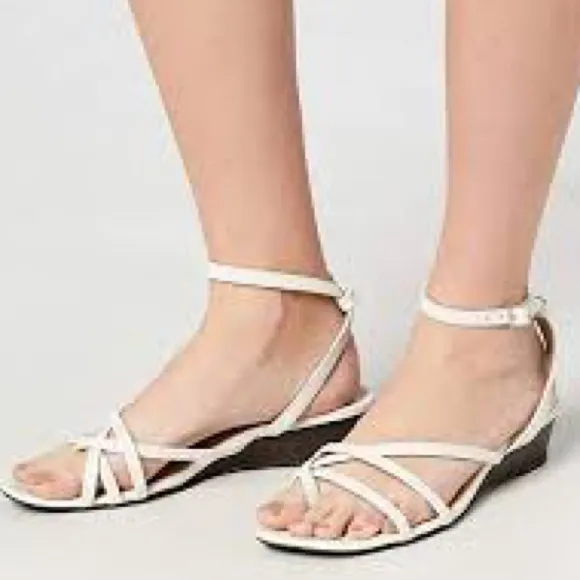 FIND Asymetric Toe Thong Wedge Peeptoe Sandals