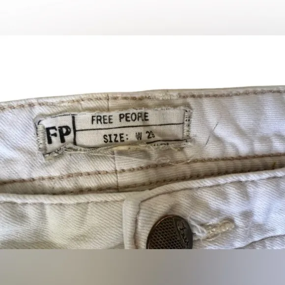 Free People Classic Mid Rise DistressedCropped Raw Hem White Jeans Size 29