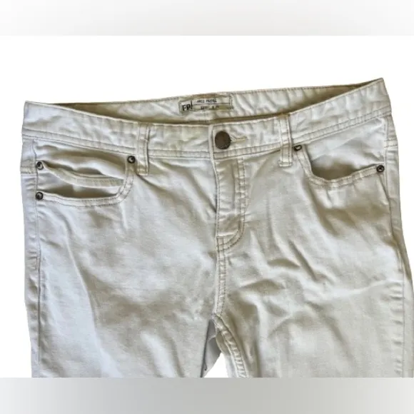 Free People Classic Mid Rise DistressedCropped Raw Hem White Jeans Size 29