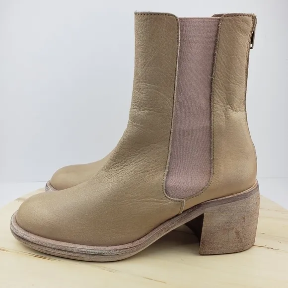 Free People Essential Chelsea Boot Size 38  Sandy Beige Stacked Heel Classic