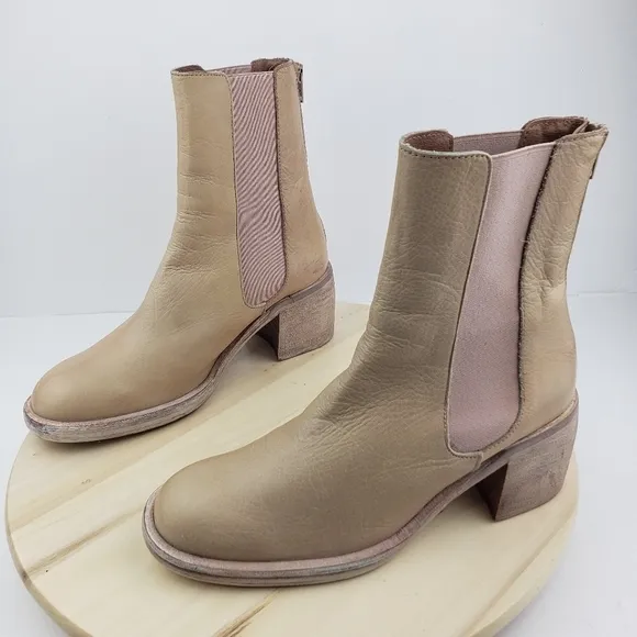 Free People Essential Chelsea Boot Size 38  Sandy Beige Stacked Heel Classic
