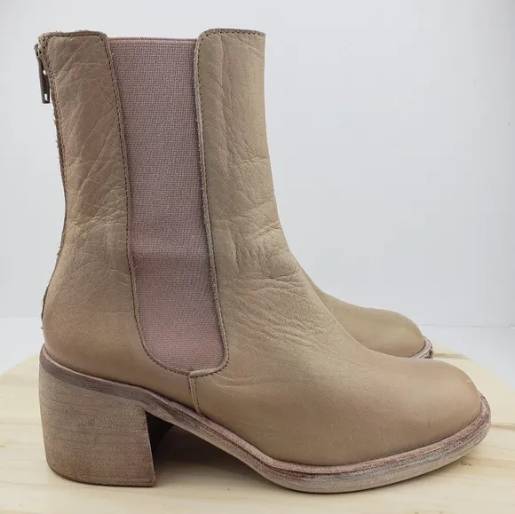 Free People Essential Chelsea Boot Size 38  Sandy Beige Stacked Heel Classic