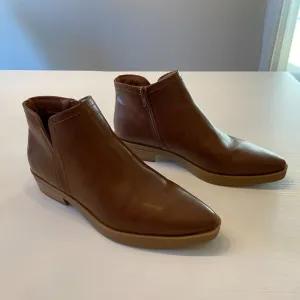 Frye &amp; Co. Women's Booties Pembrooke Redwood Stacked Heel Boots Size 8.5 M PLF22