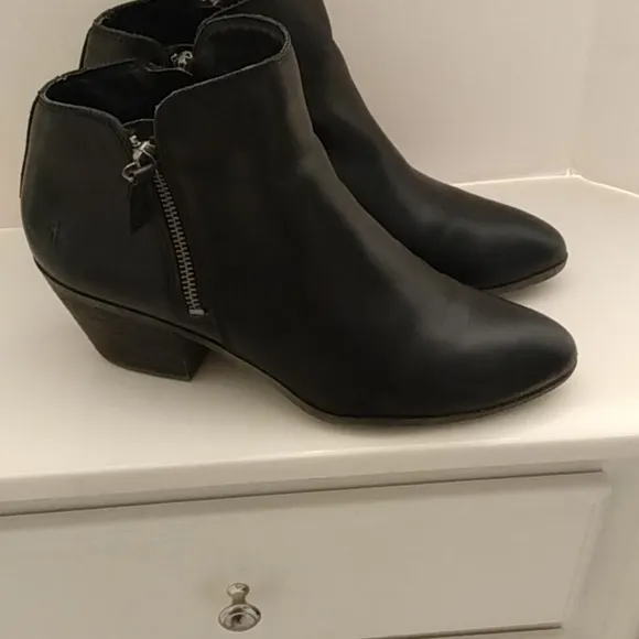 FRYE Judith Black Leather Double Zip Ankle Boots Stacked Heel Booties