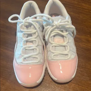 Girls Air Jordan 11 Retro Low - Pink and White