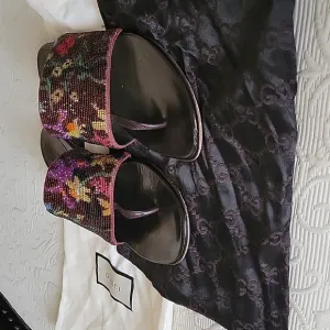 Gucci Thong Sandals Size 9B