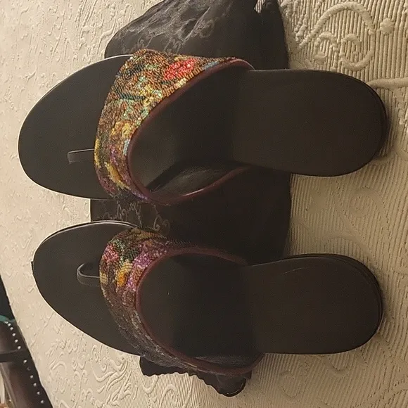 Gucci Thong Sandals Size 9B