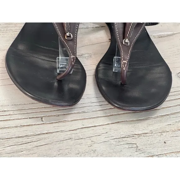 Gucci woman’s Brown leather thong sandal size US 11