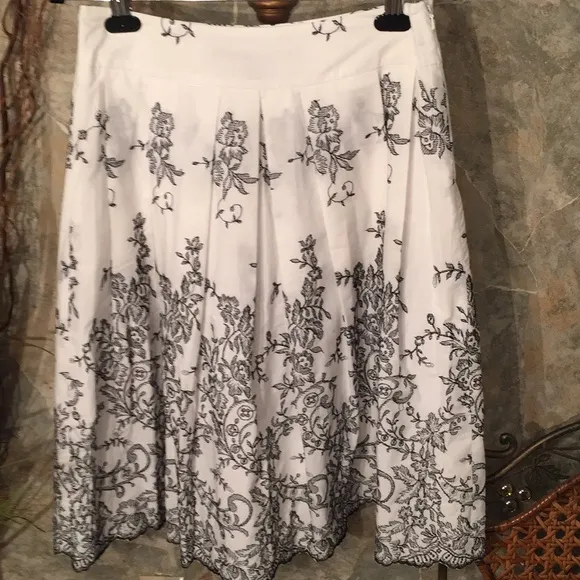 Isda &amp; co 🌹 Stunning embroidered skirt
