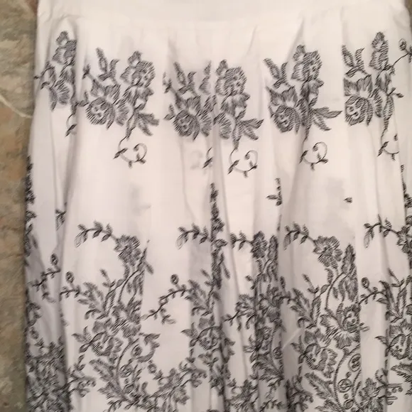 Isda &amp; co 🌹 Stunning embroidered skirt