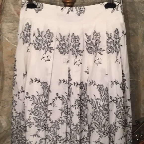 Isda &amp; co 🌹 Stunning embroidered skirt