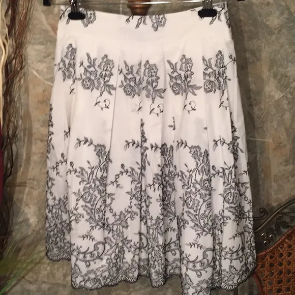 Isda &amp; co 🌹 Stunning embroidered skirt