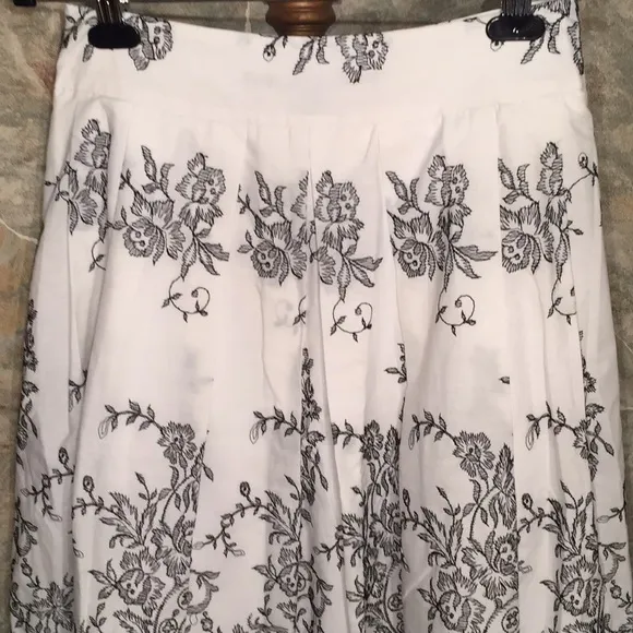 Isda &amp; co 🌹 Stunning embroidered skirt