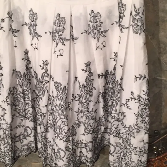 Isda &amp; co 🌹 Stunning embroidered skirt