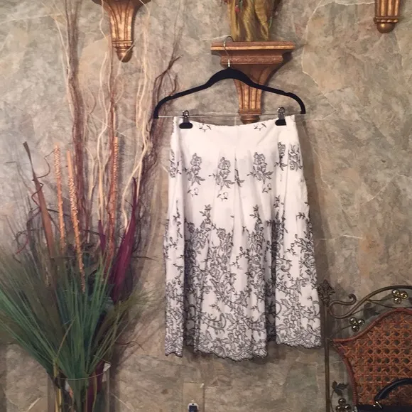 Isda &amp; co 🌹 Stunning embroidered skirt