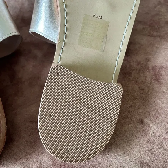 JACK ROGERS NIB AUTH GOLD METALLIC LEATHER ARIES EMBROIDERY THONG SANDALS